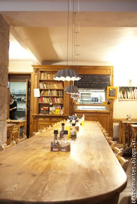 La grande table conviviale du Tabl'O Gourmand: idéale pour les brunchs